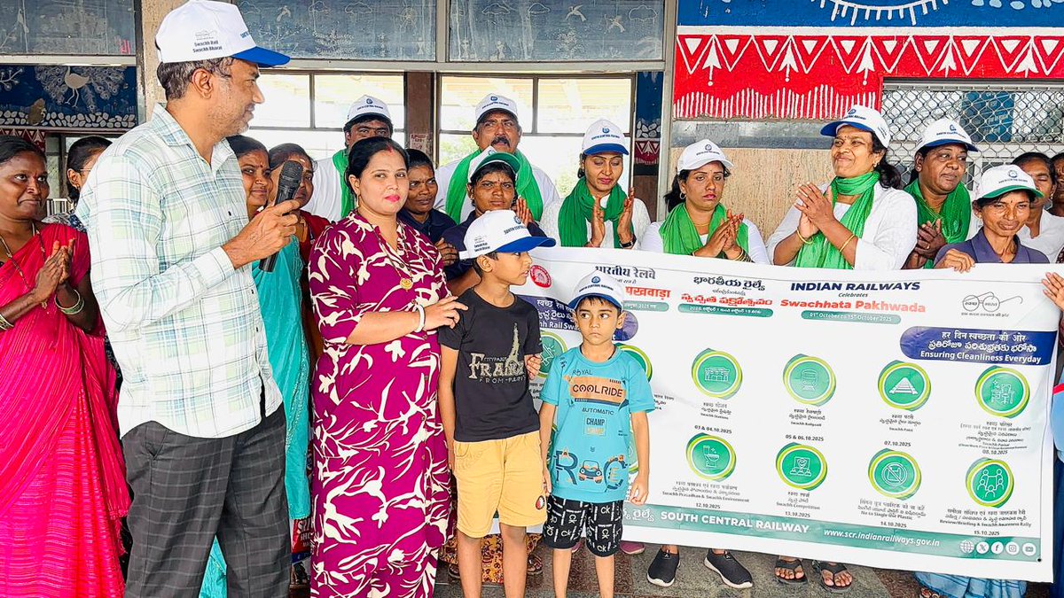 Chibellampalli's tweet photo. At ##Bellampalli Railway station, a Nukkad Natak was performed to spread awareness on cleanliness &amp; waste segregation. 🗑️🎭 in view of Swachhata Pakhwada  #SwachhataPakhwada2025  @RailMinIndia @SCRailwayIndia @drmsecunderabad @SrEnhmSC https://t.co/QqNNxCzvYC