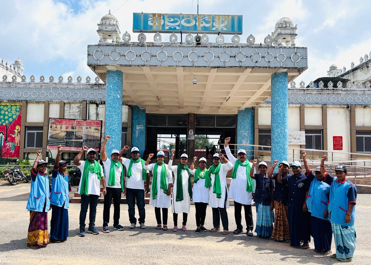Chibellampalli's tweet photo. At ##Bellampalli Railway station, a Nukkad Natak was performed to spread awareness on cleanliness &amp; waste segregation. 🗑️🎭 in view of Swachhata Pakhwada  #SwachhataPakhwada2025  @RailMinIndia @SCRailwayIndia @drmsecunderabad @SrEnhmSC https://t.co/QqNNxCzvYC