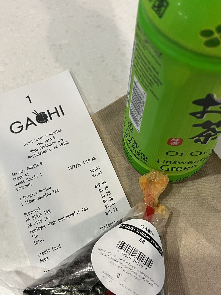 フィラデルフィア空港での朝ご飯。オニギリ一つとお茶一本で16ドル近く(2400円)取られました。