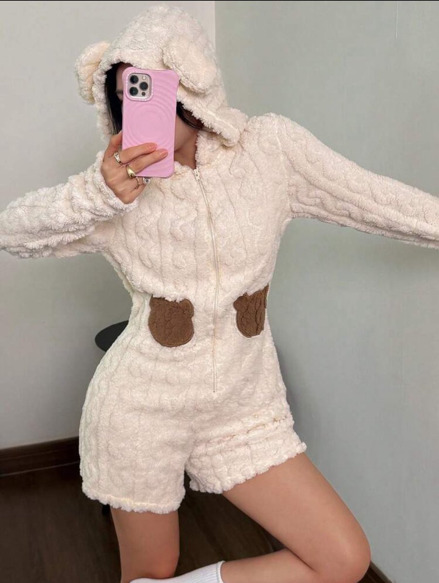 shopwithnicole2's tweet photo. Sleepwear 😍
Frame 1: 30k ( available in few colors)
Frame 2:40k
Frame 3: 28k
Frame 4:38k (available in few colors)
#sleepwears #nightwears #StyleInspo #Fashionista #fashion https://t.co/1v7R5O07i5