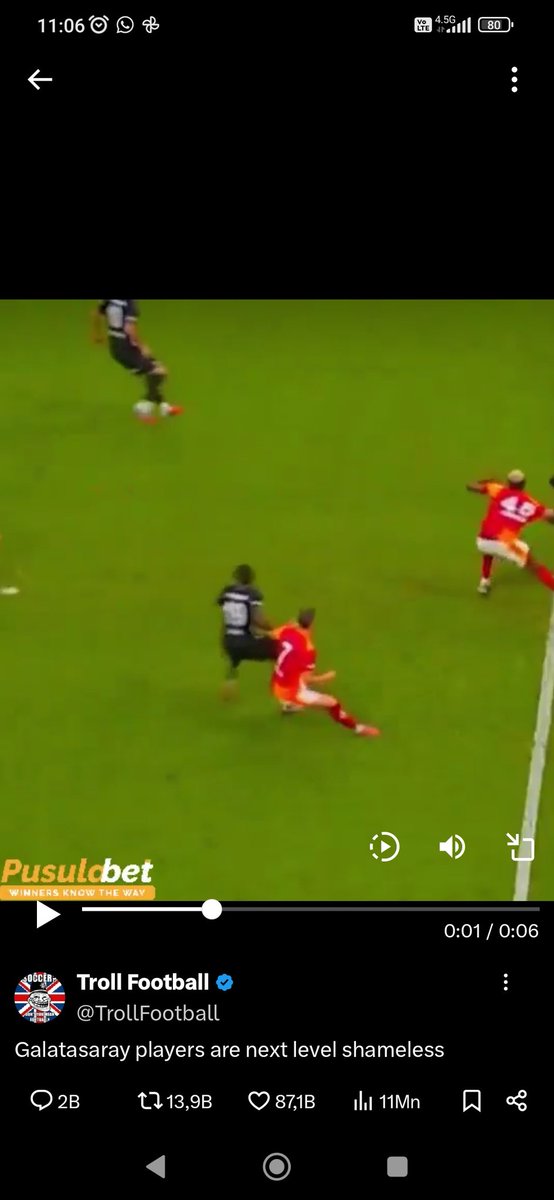 Adam kendi düşüyormus gibi algı yapıyorsun ya bak bakalım bjk li oyuncunun ayağı nerde senin videondan aldım görüntüyü yanlış anlama bu foto sallai düşmeden 1 saniye oncesi