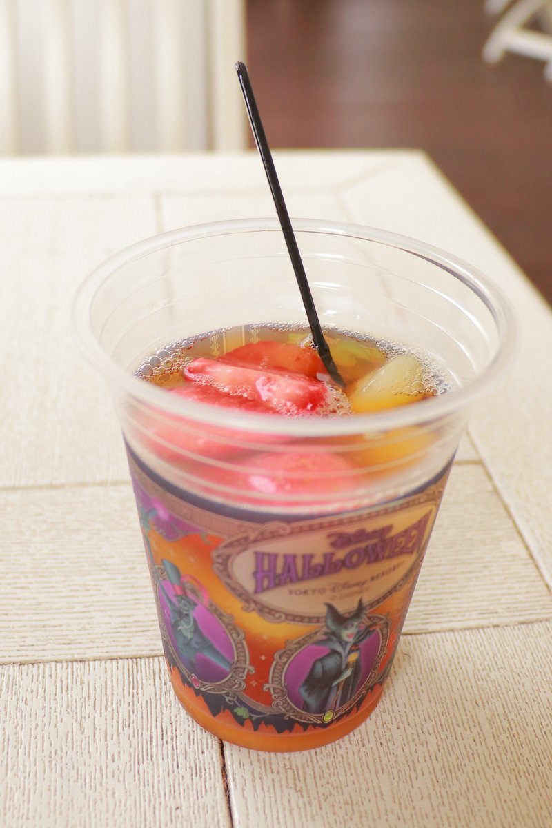 テディ　テラス席/洋梨とストロベリーのティードリンク(ほうじ茶、アップル)

秋っぽくて好きな味だった。思ってるよりとても甘いけど香ばしいほうじ茶の感じがあるから飲みやすい。ほんのりキンモクセイの香り。
氷じゃなくて凍ってるフルーツっていうのも良い。
…ほうじ茶は、生茶だった(小声)