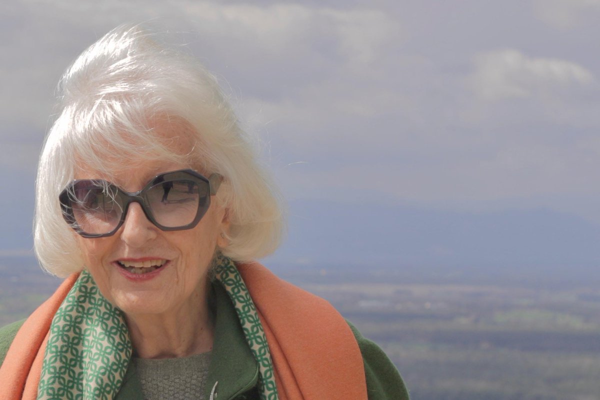 Elegant i culta, esquerpa i divertida. Ens ha deixat Anna Maria Saludes, professora, traductora i especialista en Rodoreda. Perdem una gran lectora i —qui la va conèixer sabrà que no exagero— una de les dones més elegants de les lletres catalanes:
nuvol.com/llibres/assaig…