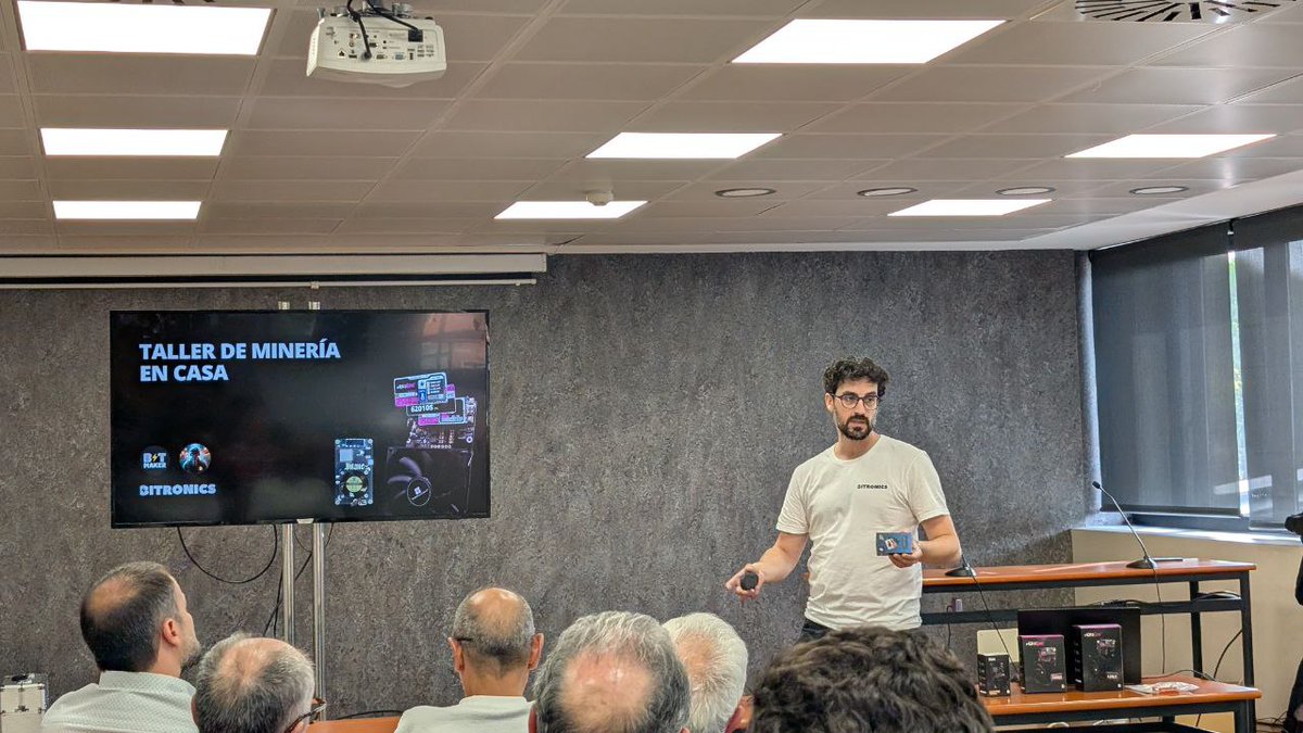 BitronicsStore's tweet image. Resaca emocional de la @Wo_Bitcoin 💥
¡Gracias a todos los que os pasasteis por nuestro stand y celebrasteis con nosotros el progreso de Bitronics durante estos años!
Estamos enormemente agradecidos por vuestra energía, apoyo y por compartir nuestra visión: la minería en casa…