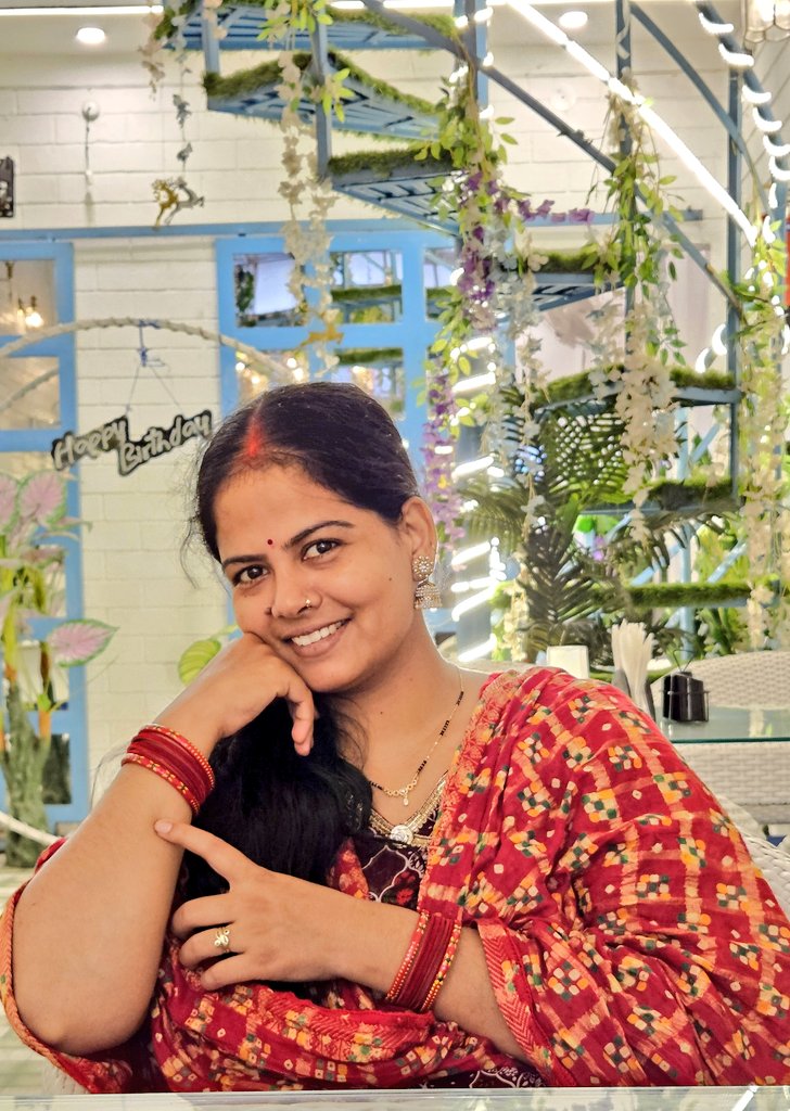 किसी ने पूछा जीवन कब समझ आता है...??🤷‍♀️
मैंने कहा... "जब खुश दिखना पड़े, और आप खुश न हो"..!🙃🤗
#आत्मसम्मान❣️ #zindagi