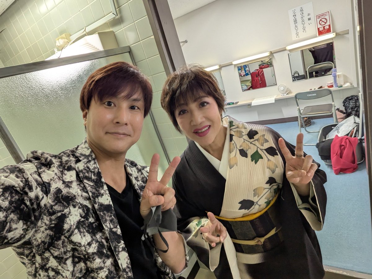 koudakazuya's tweet image. 先日、朝日生命ホールへ。服部浩子さんはじめ、歌手仲間の皆様の応援にお邪魔してきました✨
服部浩子さんの楽屋へご挨拶。
皆様、素晴らしいステージでした‼️
お疲れ様でした😊

#warakasuライブ  #服部浩子 さん #みやま健二 さん #竹村こずえ さん #小野寺陽介 さん #高山竜一 さん #幸田和也