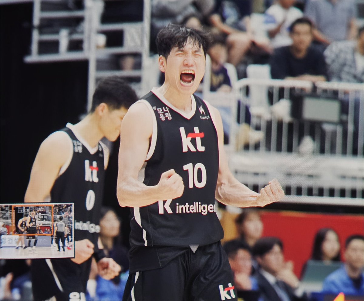 moonwalker__10's tweet image. 챌린지로 파울 취소되고 포효하는 사람⬅️이랑 형한테 물 뿌리면서 광대 볼록 올라오는 사람➡️이랑 같은 사람이랜다;;