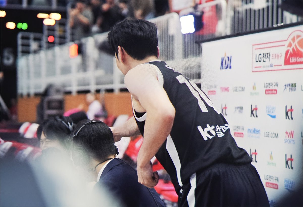 moonwalker__10's tweet image. 챌린지로 파울 취소되고 포효하는 사람⬅️이랑 형한테 물 뿌리면서 광대 볼록 올라오는 사람➡️이랑 같은 사람이랜다;;