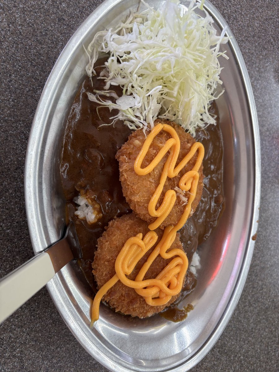 haltomy0647's tweet photo. 石川出張なのでチャンカレ🍛
何やら新メニューがあったのでチーズコロッケカレーを注文
コロッケの中身もチーズだ🤣
しかし時代と共に値上げは避けられませんな。Lマヨが¥1000の大台に乗っちゃった
それでもチャンカレが続いてLマヨを食べられることが幸せや😎
#チャンカレ https://t.co/St2gWuls88