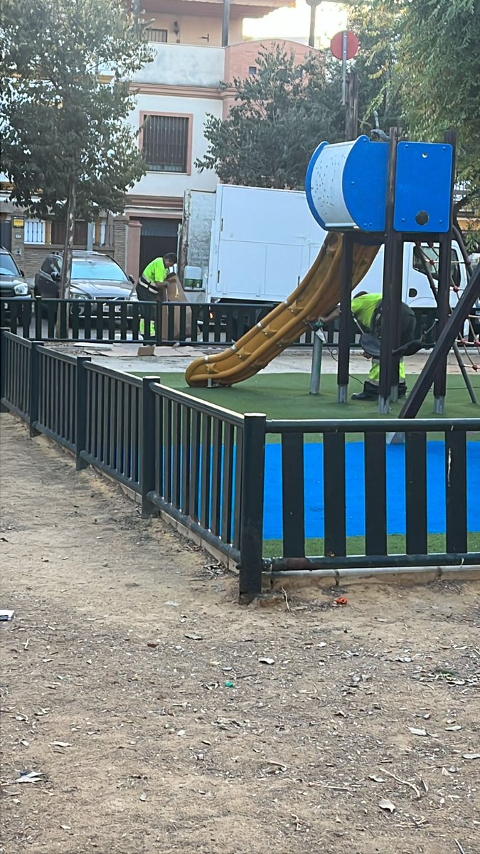👷‍♀️ El área de #ParquesyJardines trabaja en el acondicionamiento del parque infantil de la calle Bembaso para ofrecer un espacio más seguro y agradable a las familias. 🌳