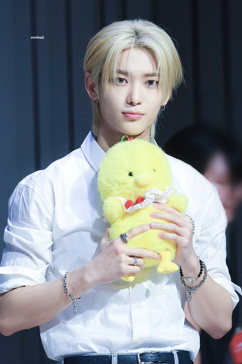 overload_sy's tweet image. [HQ] 250927🐤 #NOWZ #나우즈 #시윤 #SIYUN
