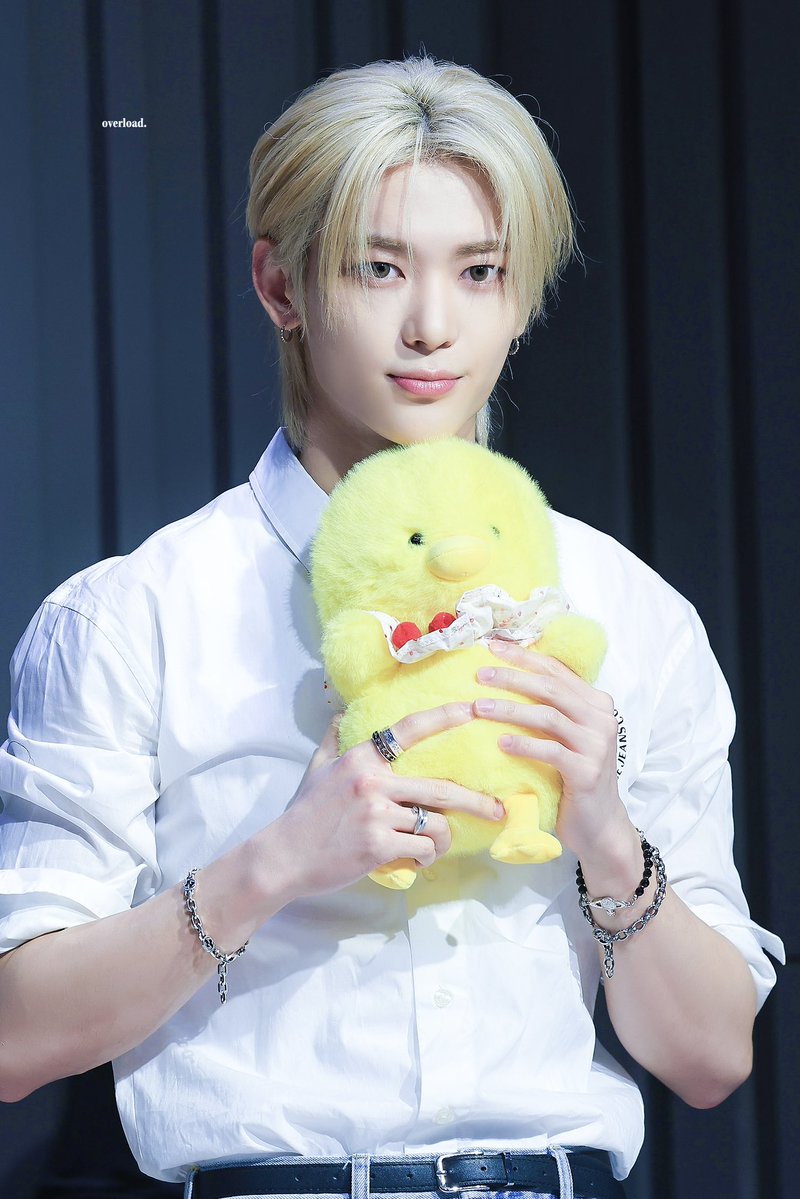 overload_sy's tweet image. [HQ] 250927🐤 #NOWZ #나우즈 #시윤 #SIYUN