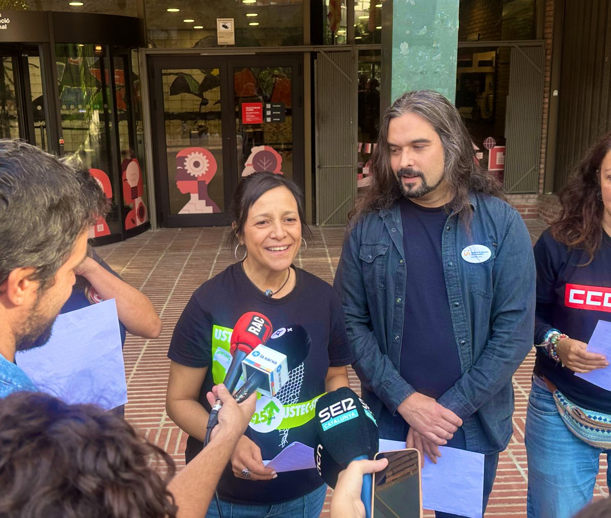 USTECSTEs's tweet image. 🟢 Engeguem un nou procés unitari de mobilitzacions per defensar l’educació i aconseguir millores laborals per a tot el personal del Departament d’Educació. 

Manifestació el 15 de novembre a les 12h a Pl. Urquinaona! ✏️✊🏻

#DignifiquemLaProfessió
#DignitatDocent 
#DignitatPAE