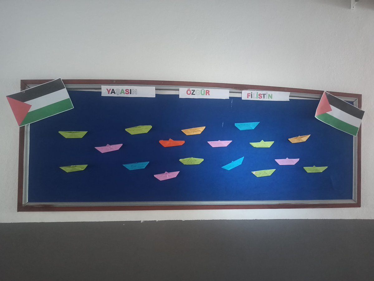 HilalUlupnar3's tweet photo. Filistin farkındalık etkinlikleri kapsamında içerisinde Filistin için dualar yazan gemilerimizden okul panosu oluşturduk. Küresel barış ve insan haklarına saygı konularında öğrencilerimizle etkinlikler yaptık.🇵🇸🌱 https://t.co/skQgjoPeXk
