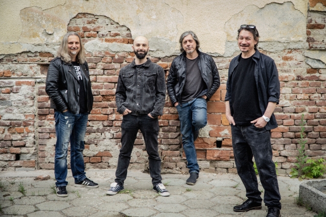 RockLiveBgcom's tweet photo. Four of A Kind пуснаха третия си сингъл - “Did I”, дебютният им албум “All In” излиза на 4 октомври https://t.co/rcy1JOyRqC https://t.co/W8riebzPsb