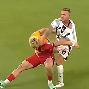 3 gündür Osimhen Emirhan pozisyonu üzerinden ağlıyorlar İmmobile Barış Alper'e yumruk atınca editler paylaşıp seviniyorlardı. Şimdi sözde adalet arıyorlar tüm medyayla birlikte. Ne oldu hayvanlık yazıp eğleniyordunuz. Barış milli futbolcu değil miydi o gün onu neden savunmadınız