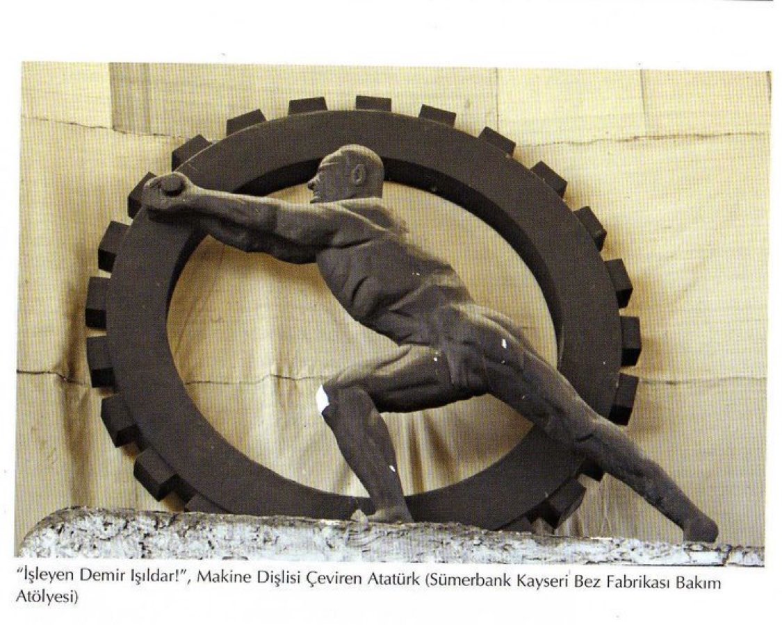 "İşleyen Demir Işıldar!"
Sovyetler Birliği'nin katkılarıyla Cumhuriyet'in ilk yıllarında Kayseri'de kurulan Sümerbank Bez Fabrikası için Sovyetler Birliği tarafından Türkiye'ye hediye edilen Atatürk heykeli.