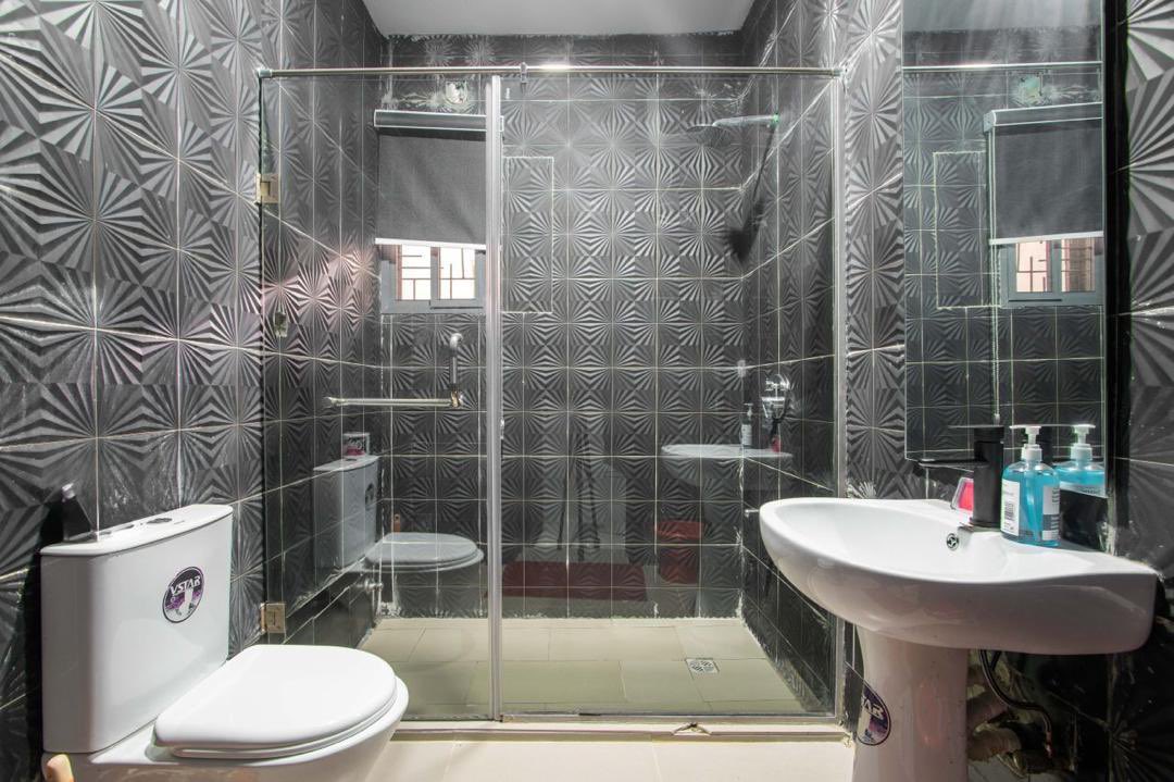 fadererah_'s tweet image. Shortlet!!!
Luxury Two Bedroom Apartment with ps5, private swimming pool, gym, snooker board, wine chiller, super fast WiFi, Netflix/Dstv, balcony, seat out area, equipped kitchen, excellent hospitality and more in Lekki phase 1. Lagos.
N230,000 per night.
Please retweet 🙏🏻