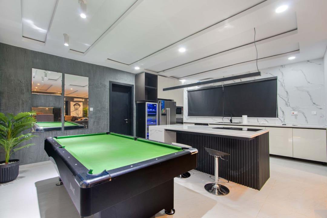 fadererah_'s tweet image. Shortlet!!!
Luxury Two Bedroom Apartment with ps5, private swimming pool, gym, snooker board, wine chiller, super fast WiFi, Netflix/Dstv, balcony, seat out area, equipped kitchen, excellent hospitality and more in Lekki phase 1. Lagos.
N230,000 per night.
Please retweet 🙏🏻