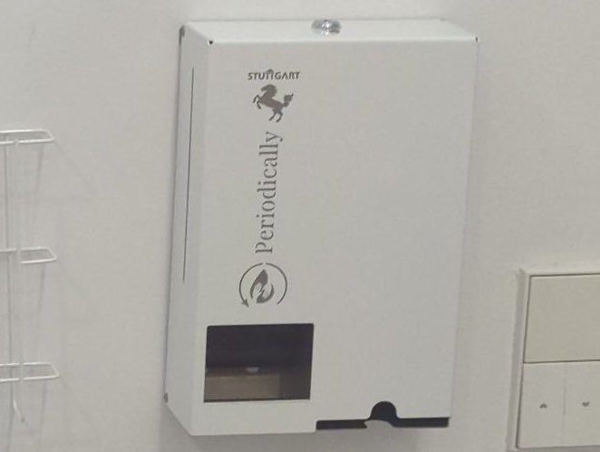 Tamponspender auf der Herrentoilette des Stuttgarter Rathauses.
Leer.