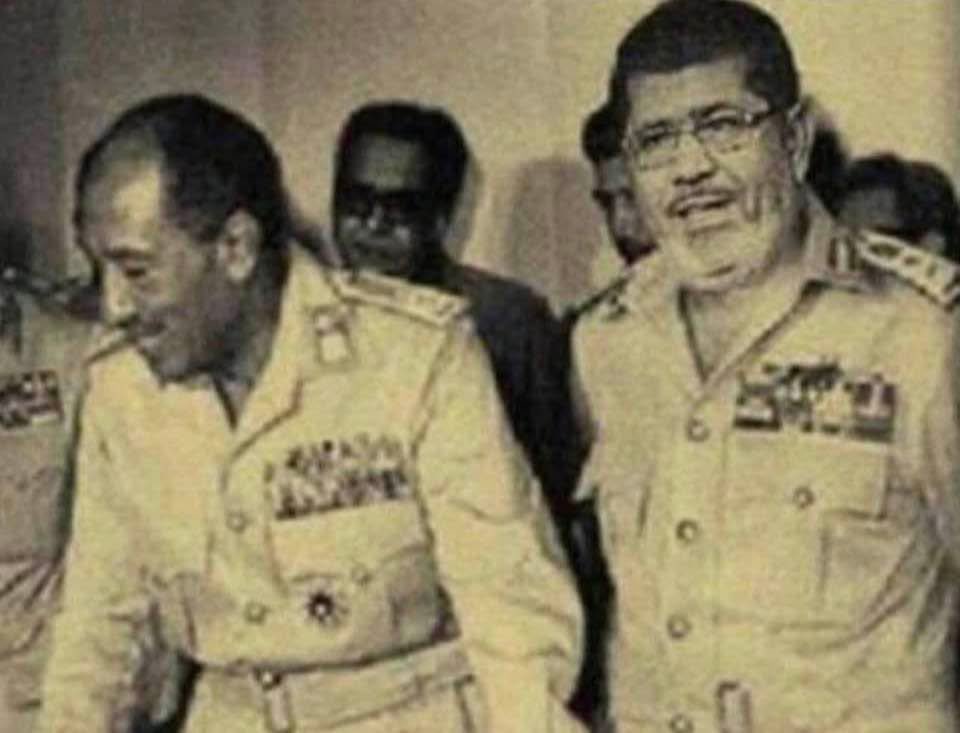 صوره نادره للشهيد القائد اﻷعلي رحمه الله محمد انور السادات وعلي شماله الفريق محمد مرسي قائد سلاح التلميذ 😂😂😂😂