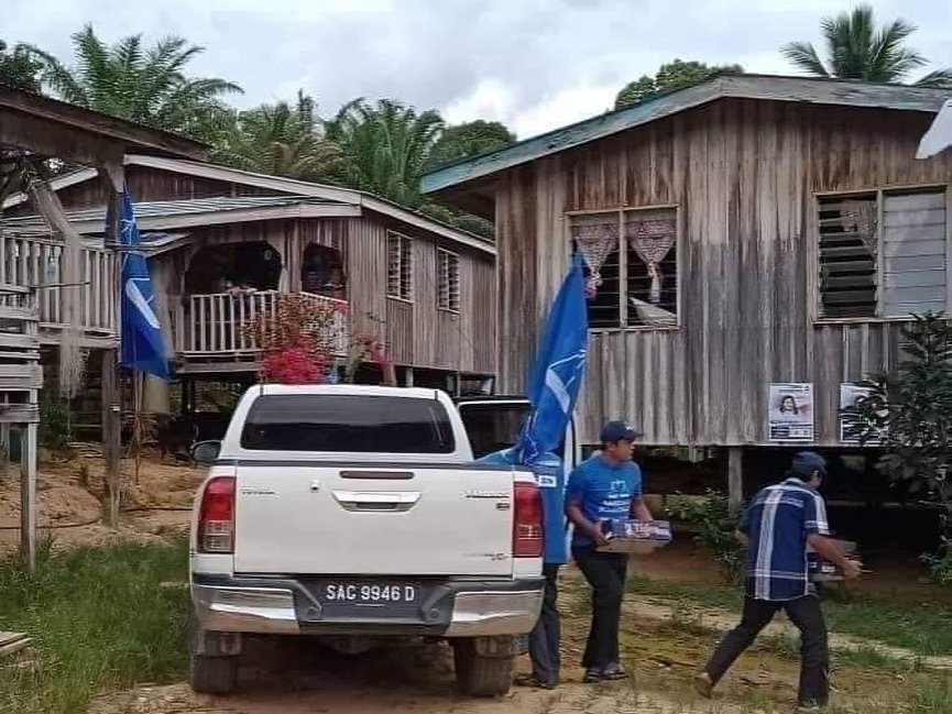 thelast_demigod's tweet photo. Always expect this...
Political parties distributing beer is common in Sabah during campaign season.
#Throwback2020 #PRN16
#SabahStateElection https://t.co/paVm5UJBEJ