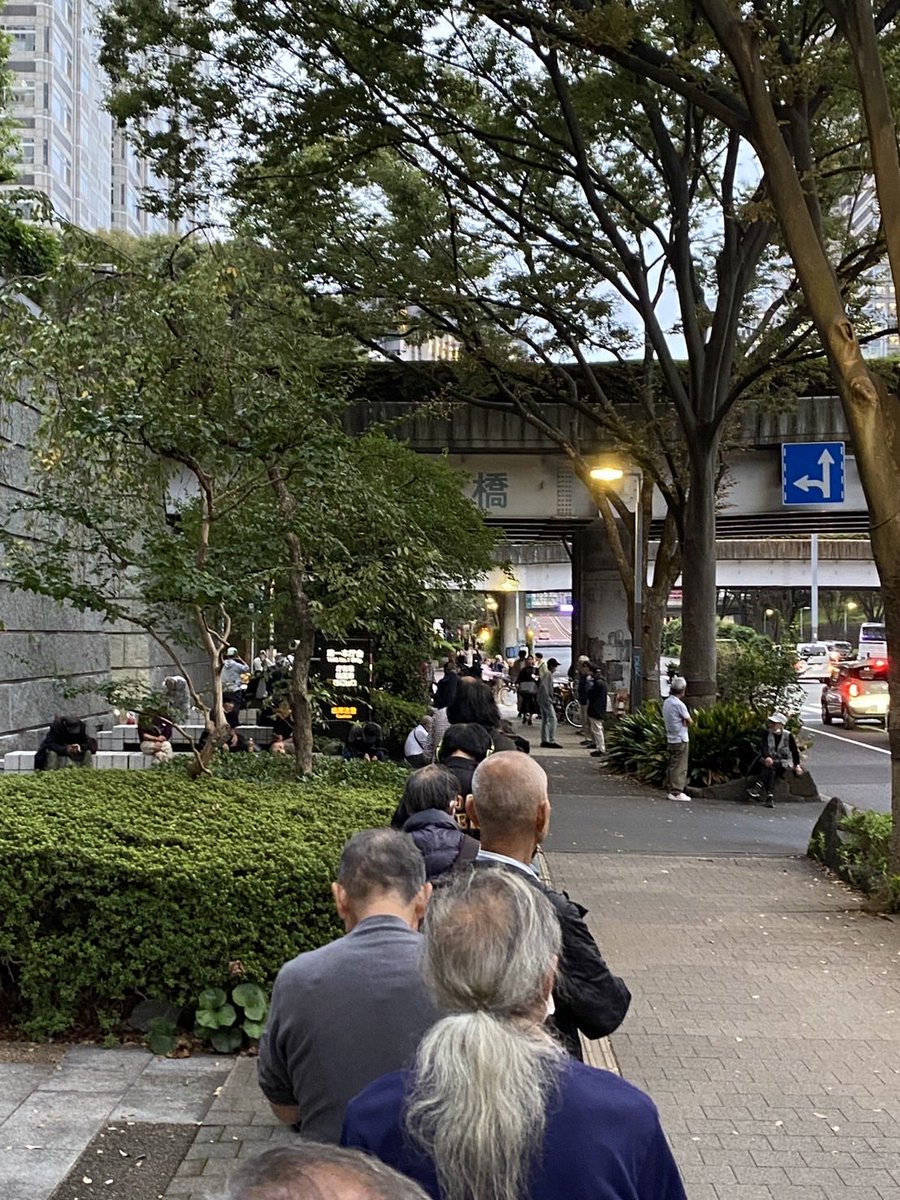 sokai_takidashi's tweet image. 本日の炊き出しはシ-フ-ドカレ-
魚介の旨みやぷりぷりの食感がおいしいカレ-が出来上がりました!
栄養もしっかり摂りやすく大量調理だからこその強い旨みが出るカレ-は炊き出しにピッタリのメニューです!
少し涼しくなってきたので辛めのカレ-ライスに仕上げました!
都庁下にて配布中です!