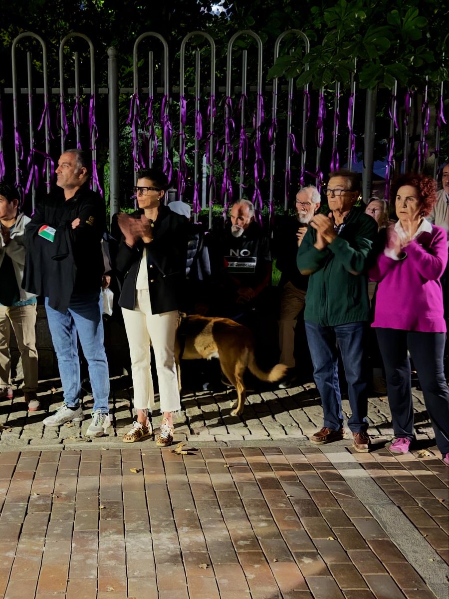 🌹 Este lunes nuestra portavoz <a href="/EVAARIASAIRA/">EVA ARIAS AIRA (personal)</a> ha participado en la concentración de Movimiento por la Paz de Ávila.

🇵🇸 En ella volvimos a reclamar el fin de todas las guerras y, especialmente, del genocidio palestino.