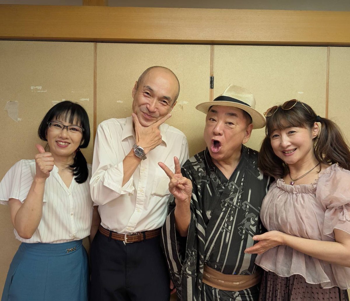 謎のハンドサインの正体は「100」！。
昨夜は三遊亭百生師匠の真打昇進襲名披露興行初日に参加させていただきました。
お祝いにぜひ両国寄席へ！！。