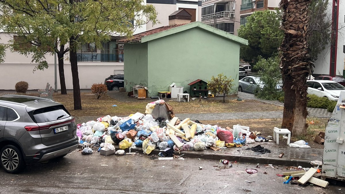 #burasıkarşıyaka Kim evinin önün bu şekilde olmasını ister.Tut ki sıfır atık,karbon,çevre soylemleri bu görsellerle çok komik kalıyor.
<a href="/karsiyaka_bel/">Karşıyaka Belediyesi</a> <a href="/izmirbld/">İzmir Büyükşehir Belediyesi</a> <a href="/izmirhim/">İzmir HİM</a> <a href="/izmirdecevirmee/">İzmir’de Çevirme Radar</a> <a href="/izmirdesondk/">İzmir'de Son Dakika</a> <a href="/drcemiltugay/">Dr. Cemil Tugay</a>