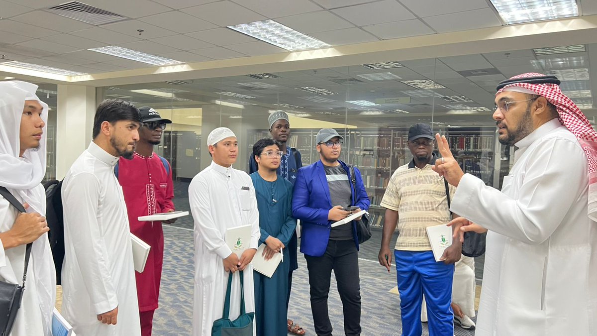 kauedu_sa's tweet photo. زار عدد من الطلاب الدوليين بمعهد اللغة العربية للناطقين بغيرها المكتبة المركزية بالجامعة، للاطلاع على الكتب والمخطوطات في المكتبة،
وذلك ضمن الأنشطة الطلابية التي يقيمها المعهد لطلابه الدوليين.
#جامعة_الملك_عبدالعزيز https://t.co/UXm96gOgNe