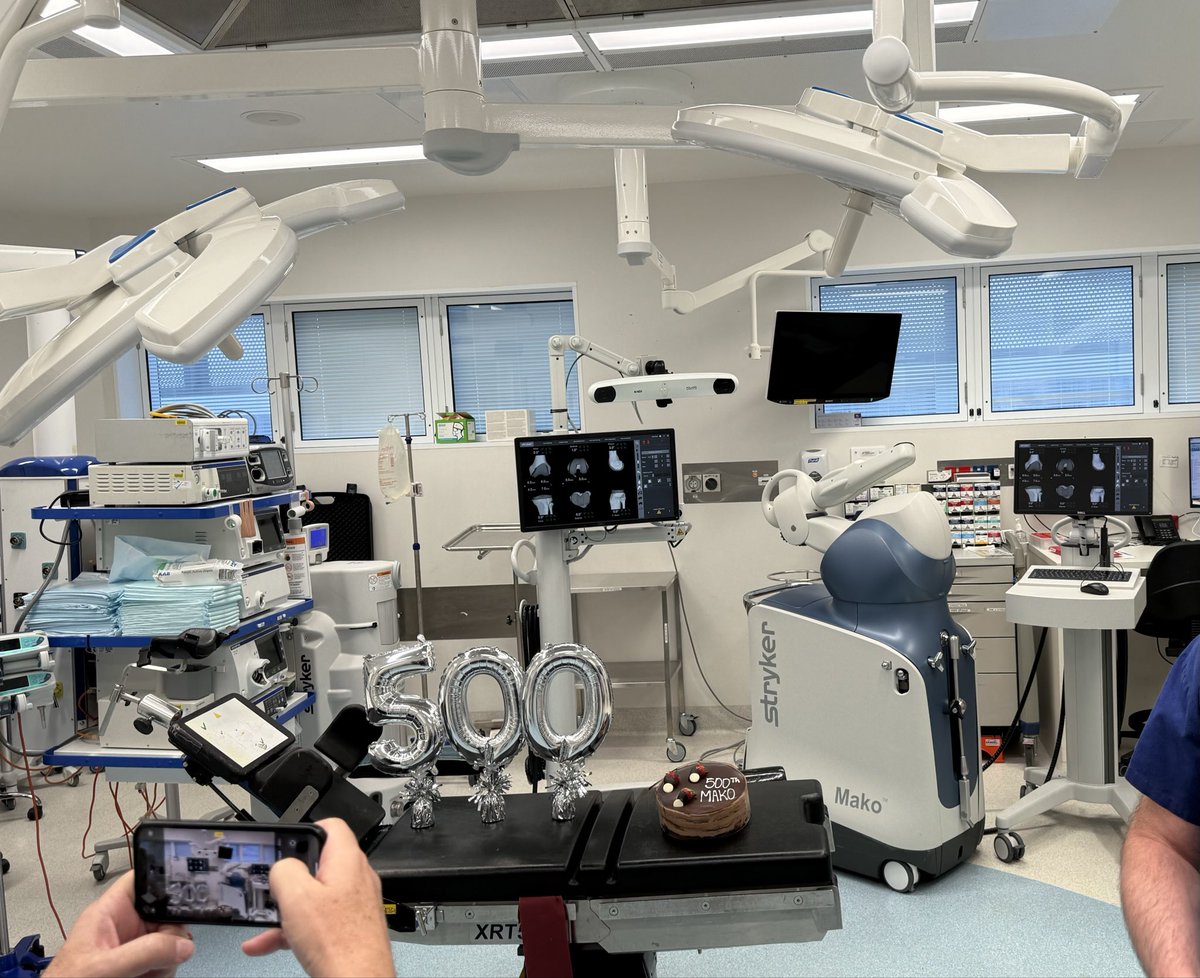 POSHCATEYES's tweet photo. Cheers to this bad boys 500th Knee Replacement!!!! Robotic Surgery Mako Stryker https://t.co/rAXh7K5H4W