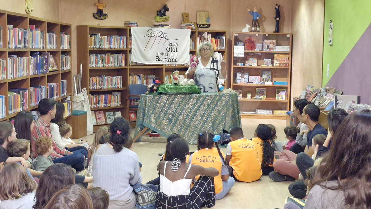 📖🌾 Ahir a l'hora del conte de la <a href="/BibliotecaOlot/">BibliotecaOlot</a> la Lola Arqué va explicar tres històries a la mainada que tenien la sardana com a punt de referència. 🎶

👉 Aquest dijous 9/10 ens tornem a trobar a la biblioteca per escoltar el conte "La Castanyera", amb Júlia Quintana. 🌰