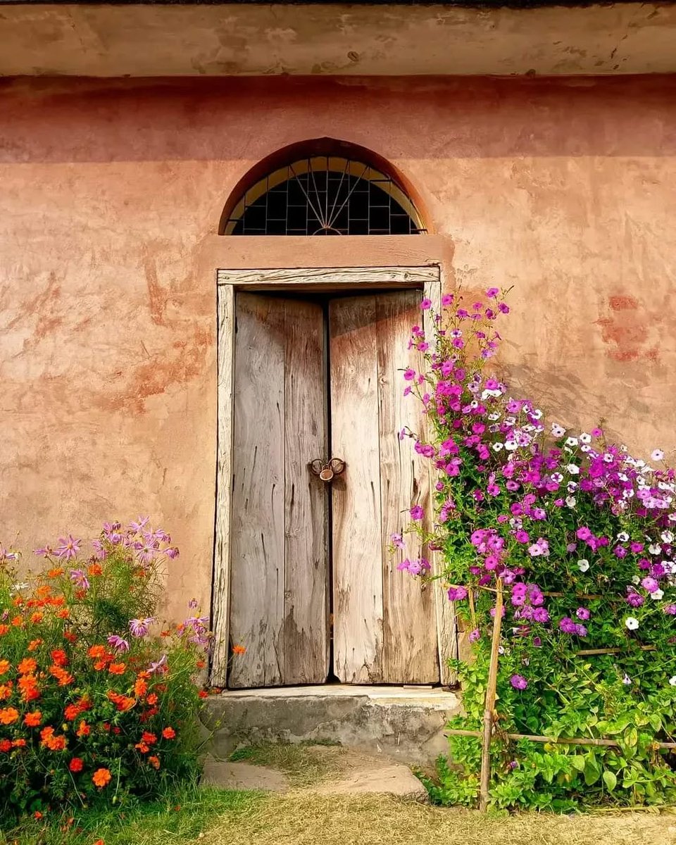 Sharmina_1's tweet image. সুখের দাম খুব বেশি না, তবে মানসিক শান্তির দাম অনেক বেশি। যা অর্থ দিয়ে কেনা যায় না।