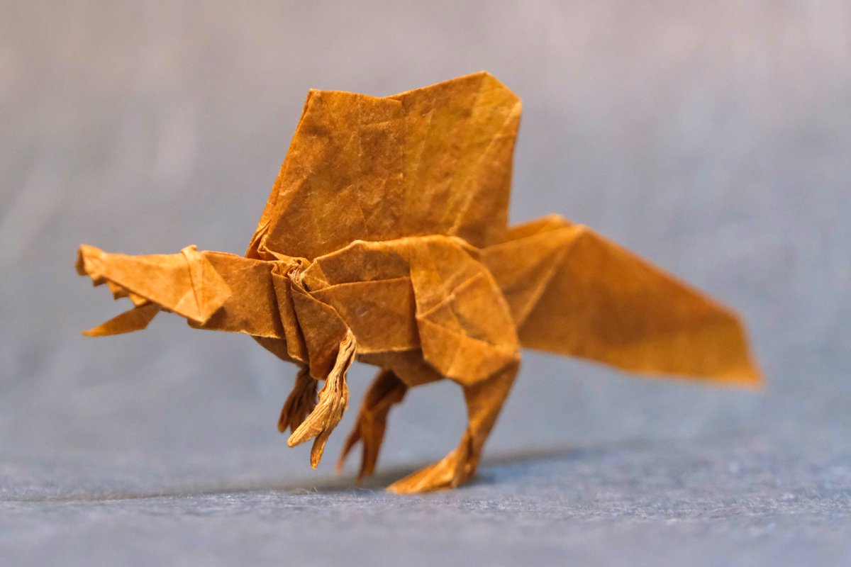 「スピノサウルス」
創作　창작종이접기
折り手　でぃのりがみ

カラペ 15cmより
#折り紙　#origami