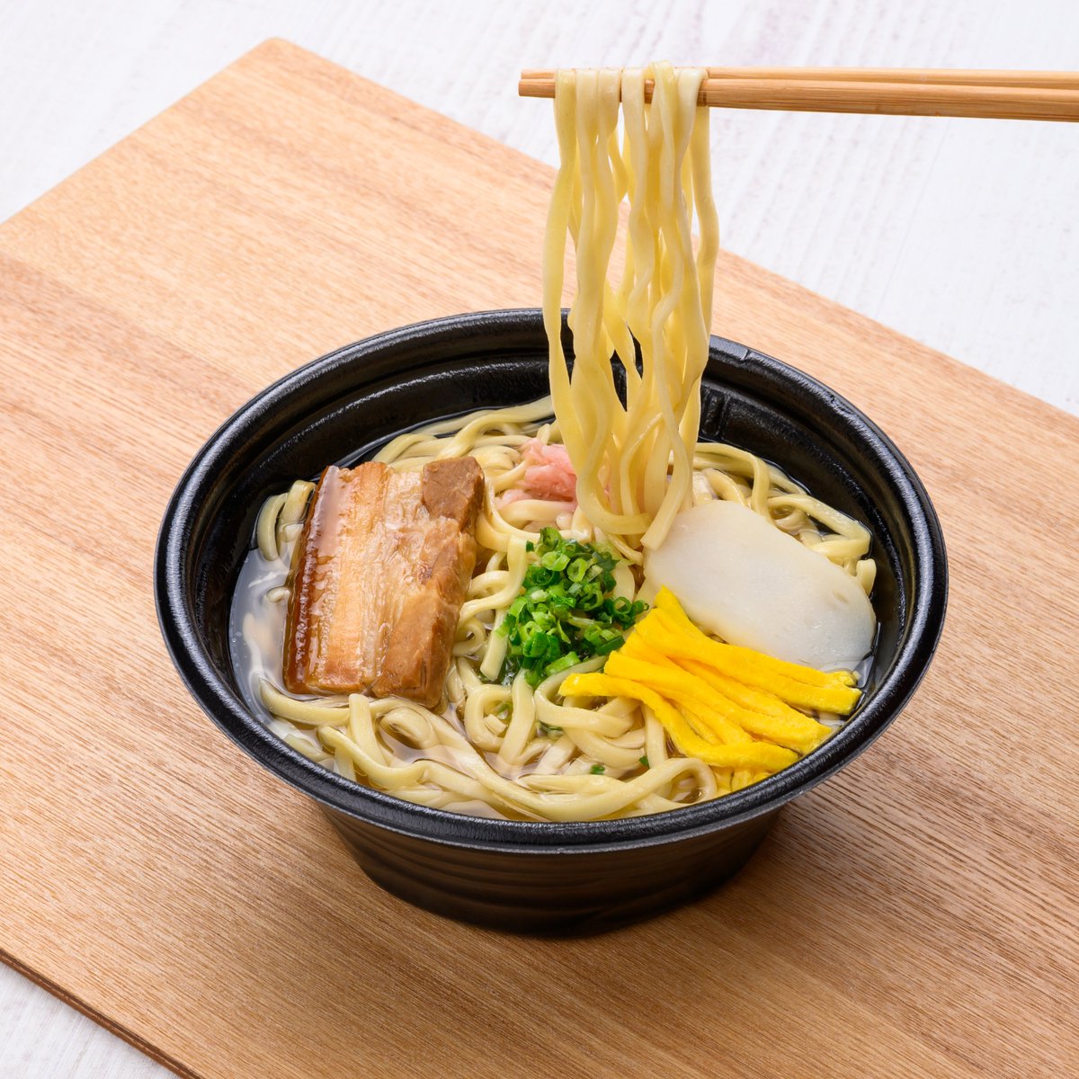 沖縄の日常に欠かせないそば🍜

||◤　＼　 \ 　/ 　／　 ◥||
　　　 沖縄そばが
  新しくなりました🍜✨
||◣　／　 /　 \　 ＼　◢||

これで550円は嬉しすぎる🥰

今年の出汁の違い、ひと口でわかった人いる❓
感想コメント待ってます✨