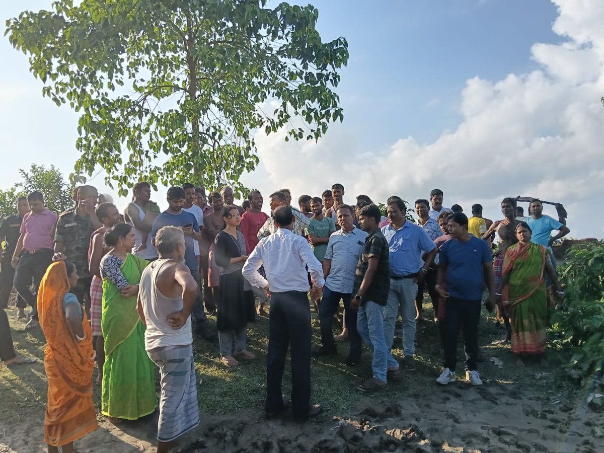 Visited  MGNREGS,  earthern bandh, gravel road, damaged by the Sankosh River at Chit barolowkuthi and Purba Falimari area with DPLO Sir, Sabhapati Saheb, ZP Member, PS member and Pradhan. <a href="/DMCoochbehar/">DM CoochBehar</a> <a href="/sdotufanganj/">SDO Tufanganj</a>