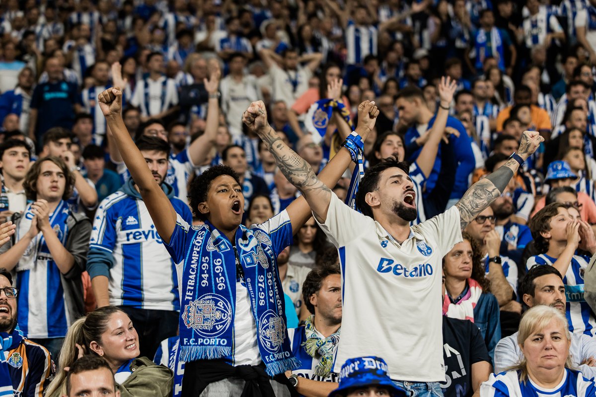 FCPorto's tweet photo. 💙Sempre a cantar por ti https://t.co/noUEnzMr94