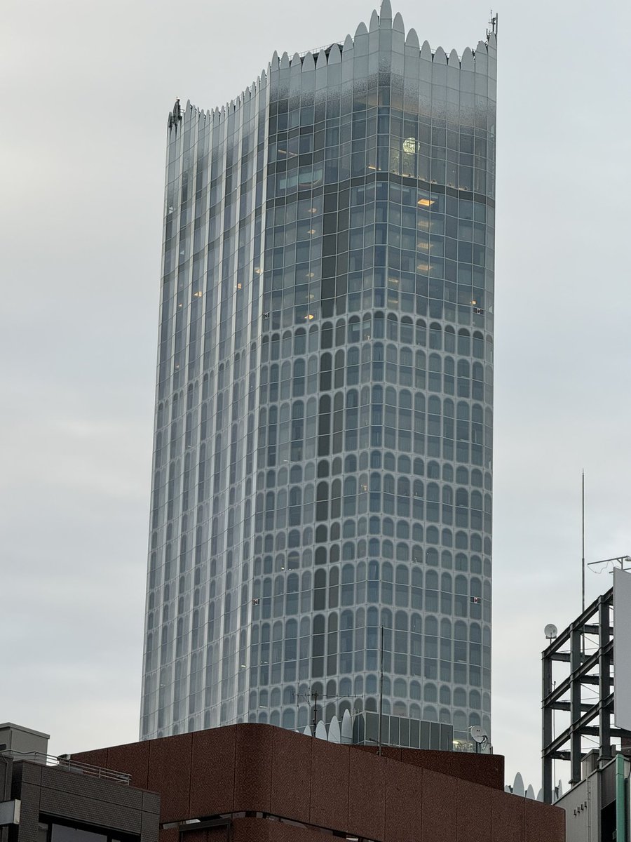 ｛自由写真｝ 新シリーズ
新宿歌舞伎町タワー