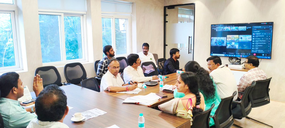 🌾 రైతు నేస్తం కార్యక్రమం 🌾
తేది: 07.10.25
వ్యవసాయ సంచాలకులు డా. బి. గోపి, IAS గారి ఆధ్వర్యంలో
టమోటా, పంగ, మిరప పంటల సస్యరక్షణ &amp;
కపాస్ కిసాన్ యాప్, పత్తి కొనుగోళ్లు, FAQపై
శాస్త్రవేత్తలు, అధికారులు అవగాహన కల్పించారు. 🌱

#రైతునేస్తం #TelanganaFarmers #SKTHU #CCI #PJTAU