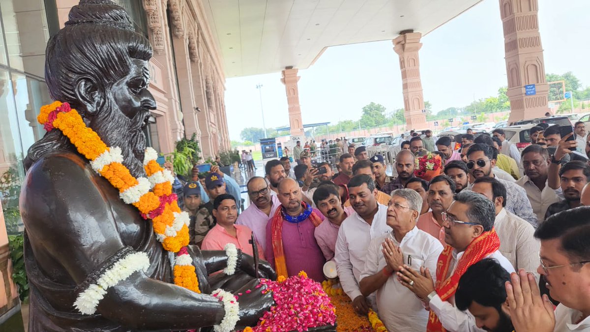 Sunil Bansal (@sunilbansalbjp) on Twitter photo आज महर्षि वाल्मीकि जयंती के अवसर पर अयोध्या अंतरराष्ट्रीय एयरपोर्ट पर उनकी प्रतिमा पर पुष्पांजलि अर्पित की। आज महर्षि वाल्मीकि जयंती के अवसर पर अयोध्या अंतरराष्ट्रीय एयरपोर्ट पर उनकी प्रतिमा पर पुष्पांजलि अर्पित की।