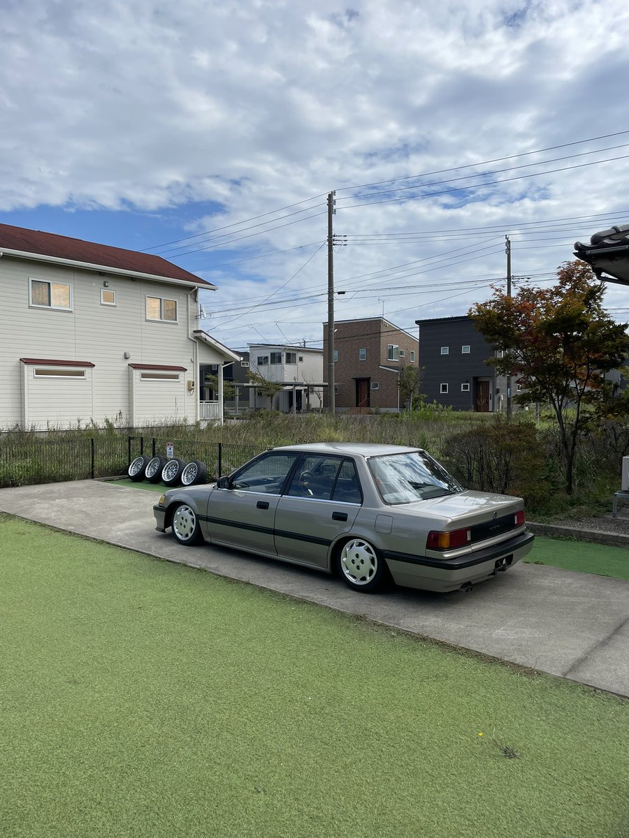 もっと車高落とせるようにしたら
社外リムで遊びまくろう