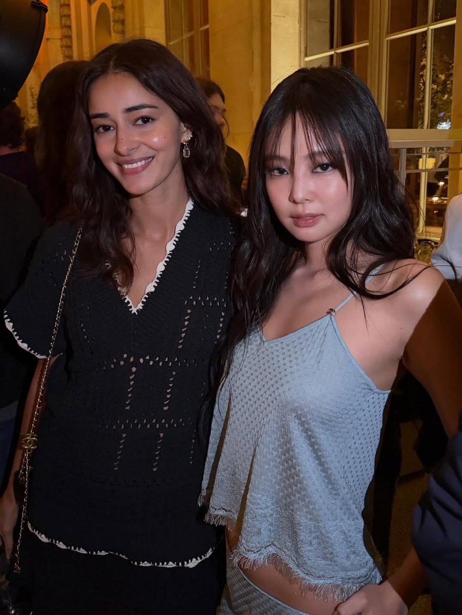 jenduckjen's tweet photo. Ananya Panday instagram update with Jennie 

JENNIE PARIS FASHION WEEK 
#JENNIExCHANELSS26  #CHANELSS26 
#PFW @jennierubyjane @CHANEL https://t.co/J6sX89ECgy