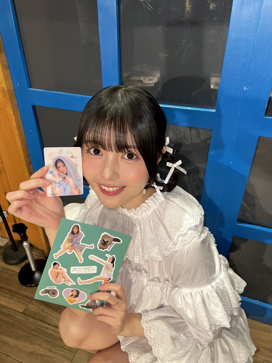 tonchiki_book's tweet image. 📖特典付きはKOKODEブックス限定です！

【A】L判アクリルスタンド付き（定価5,500円＋税）
【B】ステッカーシート付き（定価4,000円＋税）
【C】イラスト入りトレカ付き（定価3,500円＋税）

購入🔗 books.kokode.jp/products/list.…

#頓知気さきなブック #また明日
@tonchiki_doll