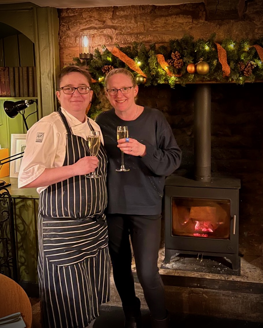 RedLionLongComp's tweet image. Lisa and Sarah celebrated 21 years at The Red Lion in #LongCompton yesterday 🥳🥂