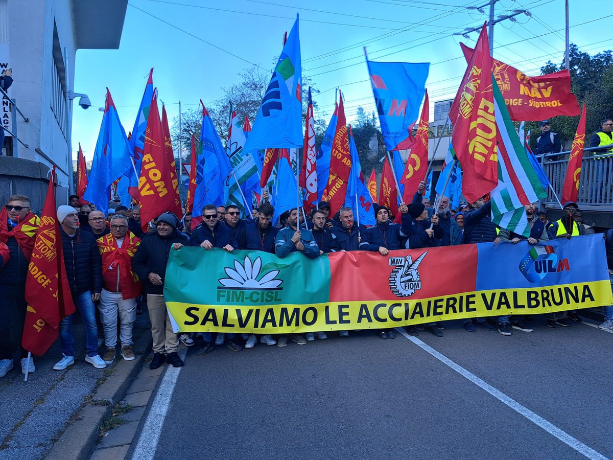 FIMCislStampa's tweet photo. 🟢 D’Aló #FIM: Salviamo le acciaierie Valbruna! 
In corso la mobilitazione delle acciaierie Valbruna. Gli stabilimenti di Vicenza e Bolzano si mobilitano per tutelare il loro posto di lavoro di fronte a mere beghe burocratiche che nulla hanno a che fare con l'industria italiana https://t.co/d56SZSJqyV