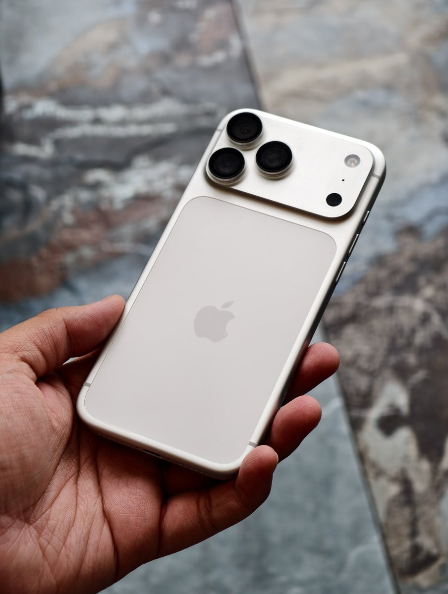 sondesix's tweet image. Okay, the Silver iPhone 17 Pro looks incredible.