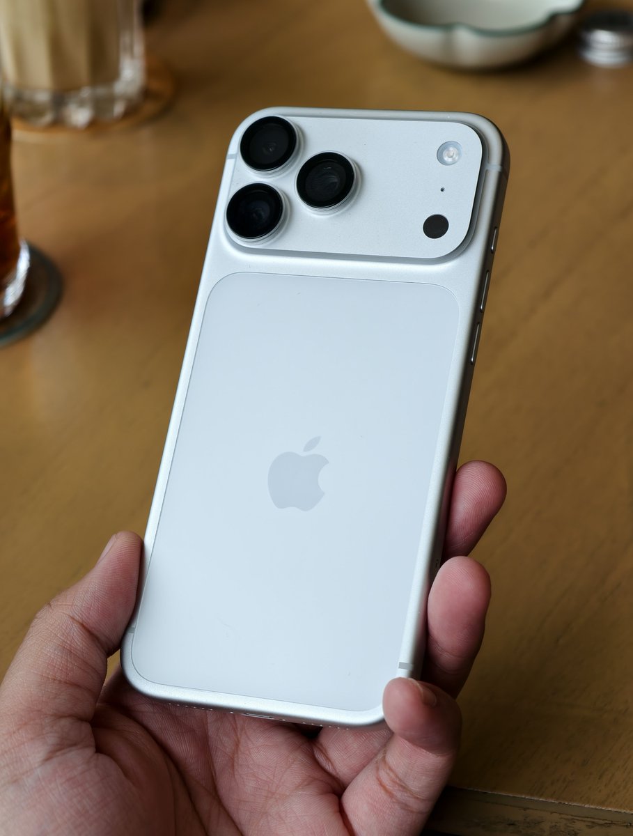 sondesix's tweet image. Okay, the Silver iPhone 17 Pro looks incredible.