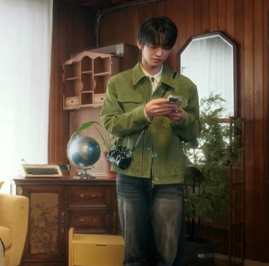 📌(한진)   파인드카푸어 필로우백 13
musinsa.com/products/48354… 
(무신사에서 구매가능)

📖 집을 공유하는 사이 | 1화. 우리들의 첫 만남
(제보 받았습니다. 감사합니다!)