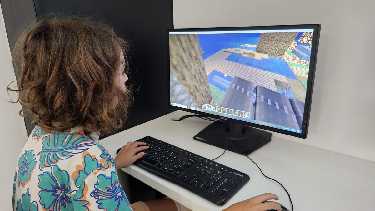 codelearn_cat's tweet image. Els videojocs ja no són només un passatemps: són una nova manera d’aprendre. Entre tots ells, Minecraft i Roblox s’han convertit en autèntics laboratoris digitals on els més joves desenvolupen la creativitat, la lògica i el pensament computacional: codelearn.cat/blog/aprendre-…
